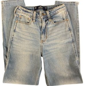 Womens Hollister Straight Jeans. Size 23x27.